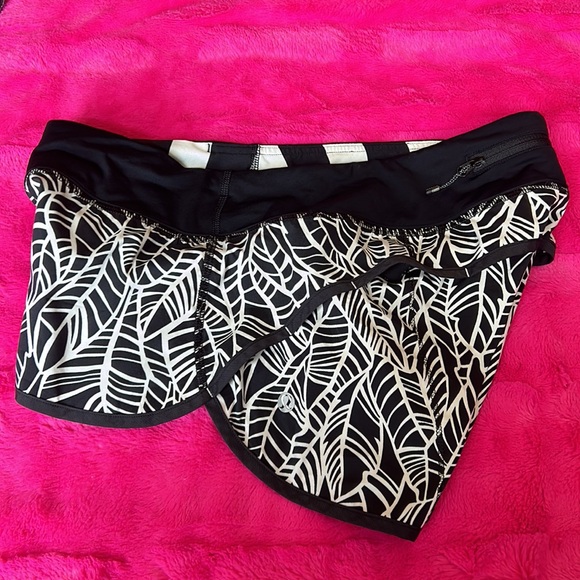 Run pace  Lululemon shorts - Picture 8 of 8